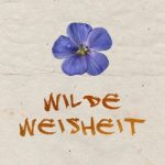 Eine stilisierte Blume, darunter steht "Wilde Weisheit"