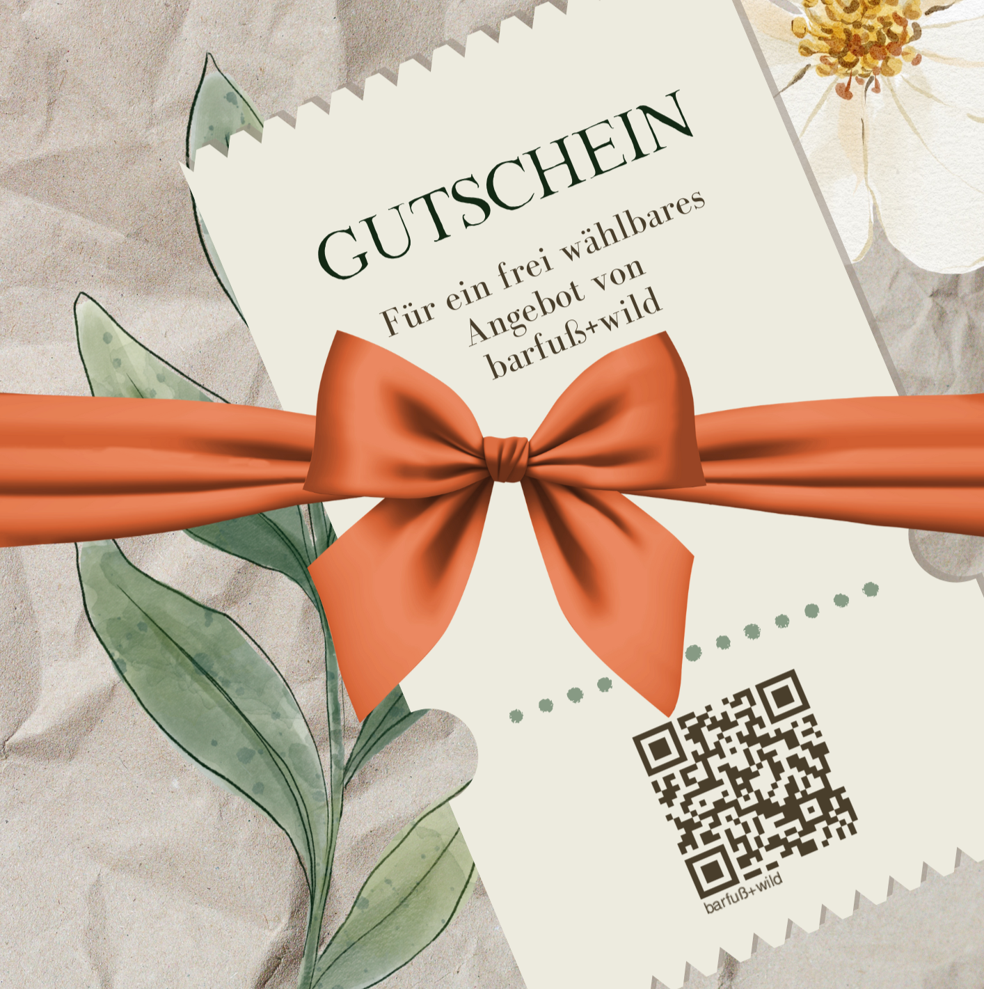 Beispielbild mit einem Gutschein auf einer rauhen Oberfläche mit getrockneten Blumen links und rechts sowie einer großen Geschenkschleife über die gesamte Bildbreite.